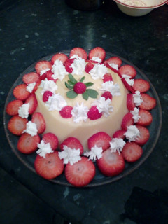 Una foto de Flan Grande relleno de fresas con nata