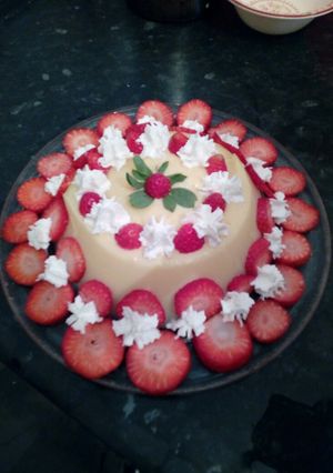 Foto principal de Flan Grande relleno de fresas con nata