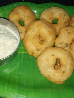 க்ரிஸ்பி மெதுவடா (Methuvadai recipe in tamil) செய்முறை முக்கிய புகைப்படம்