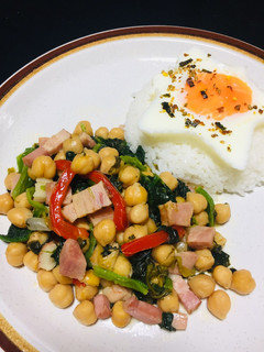 Una foto de Garbanzos Guisados con Espinaca Tocino y Pimientos Rojos!