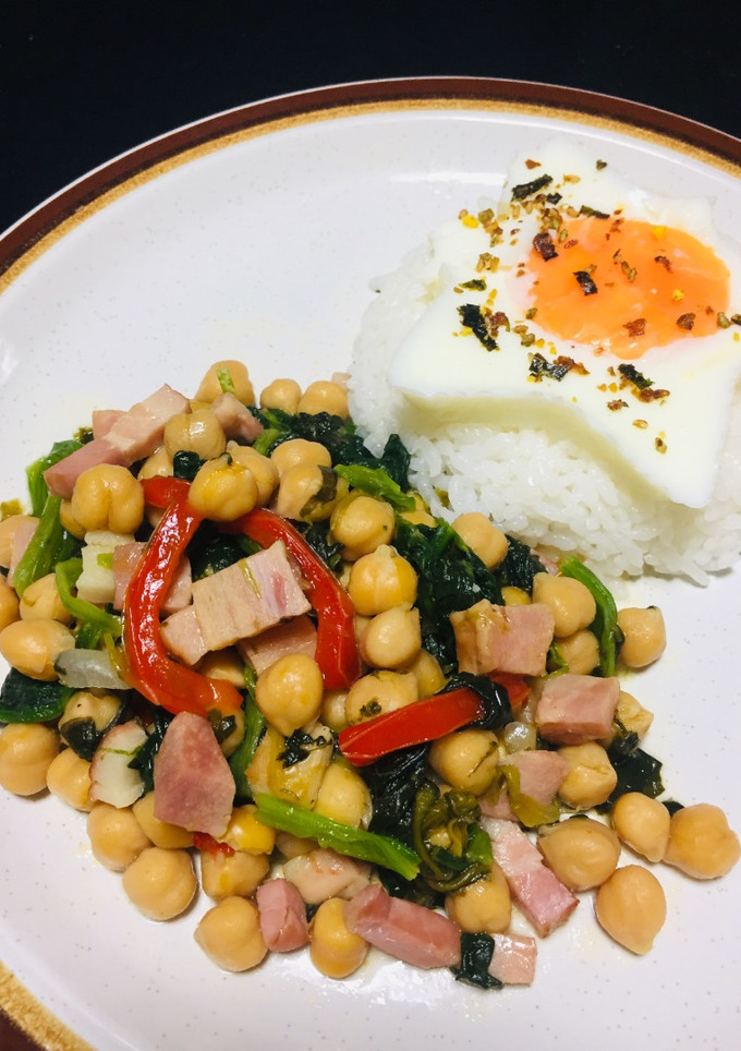 Una foto de Garbanzos Guisados con Espinaca Tocino y Pimientos Rojos!