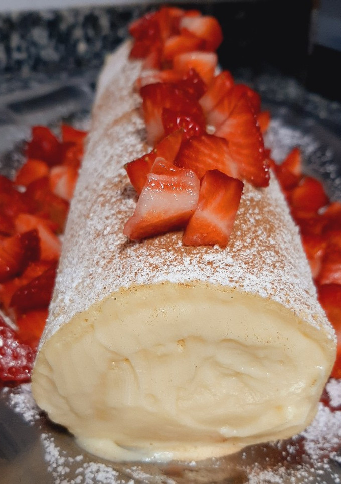 Una foto de Brazo de gitano relleno de crema pastelera