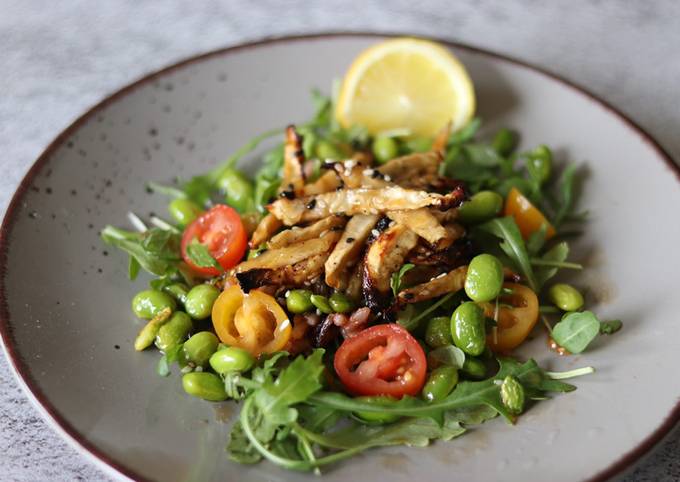 Mixed salad with edamame and sweet and sticky celeriac topping 🥗