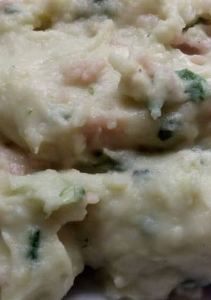 Una foto de Puré de papas dos quesos con jamón y verdeo