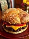 Burger 🍔 z boczkiem, serem, pomidorem, cebulą prażoną, jalapeńo i słodko-kwaśno-ostrym sosem 🌶