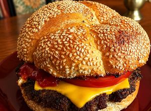 Zdjęcie przepisu Burger 🍔 z boczkiem, serem, pomidorem, cebulą prażoną, jalapeńo i słodko-kwaśno-ostrym sosem 🌶.