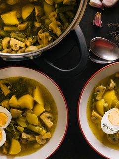 Una foto de Patatas guisadas con champiñones y espárragos trigueros