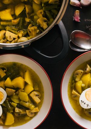 Foto principal de Patatas guisadas con champiñones y espárragos trigueros