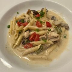A picture of Chicken Alfredo.