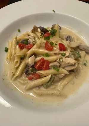 A picture of Chicken Alfredo.