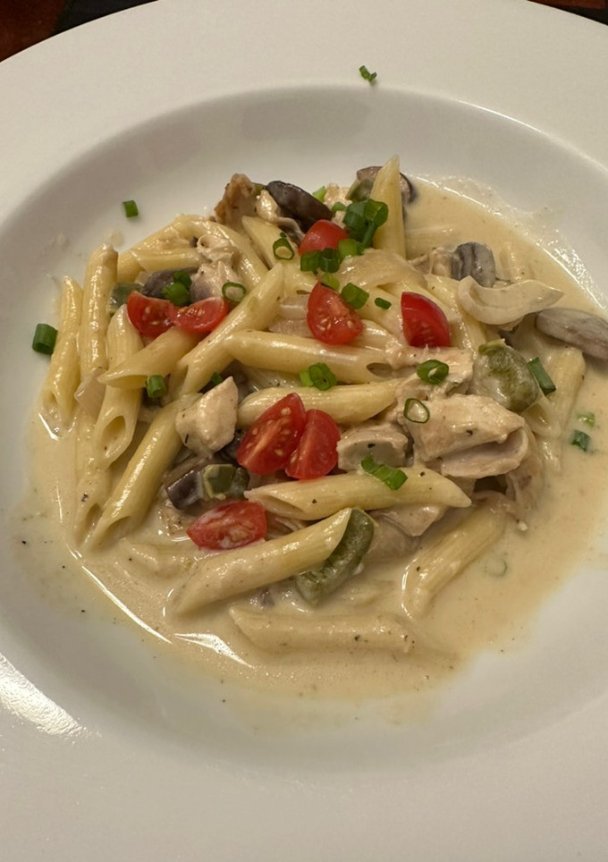 A picture of Chicken Alfredo.