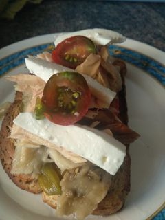Una foto de Tosta de pimiento, berenjena, bonito, queso fresco y tomate