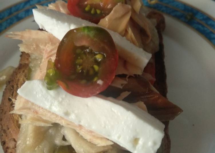 Tosta de pimiento, berenjena, bonito, queso fresco y tomate