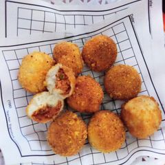 A picture of Fried pizza boms🍕.