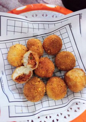 A picture of Fried pizza boms🍕.