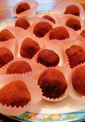 Foto di Tartufini al cioccolato cremoso alcuni con rhum