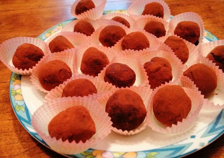 Recetta di Fatto in casa super veloce Tartufini al cioccolato cremoso alcuni con rhum