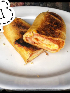 Una foto de Stromboli (pizza rellena enrollada)