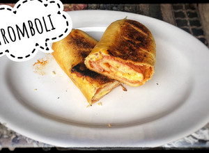 Una foto de Stromboli (pizza rellena enrollada)