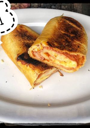 Una foto de Stromboli (pizza rellena enrollada)