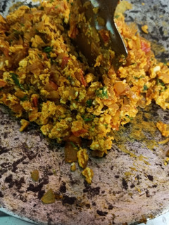 अंडा भुर्जी ज्वारीची भाकरी (Anda Bhurji Jawarichi Bhakari Recipe In Marathi) रेसिपी चे मुख्य फोटो