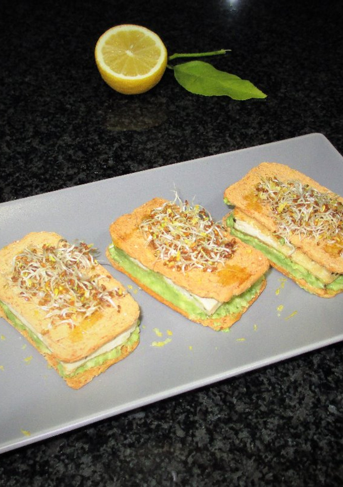 Una foto de Mini sándwich con guacamole y tofu a las hierbas - veggie
