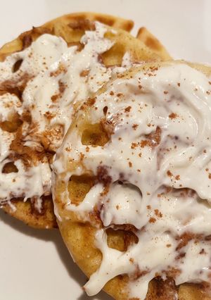 Una foto de Waffle Rollo de canela keto