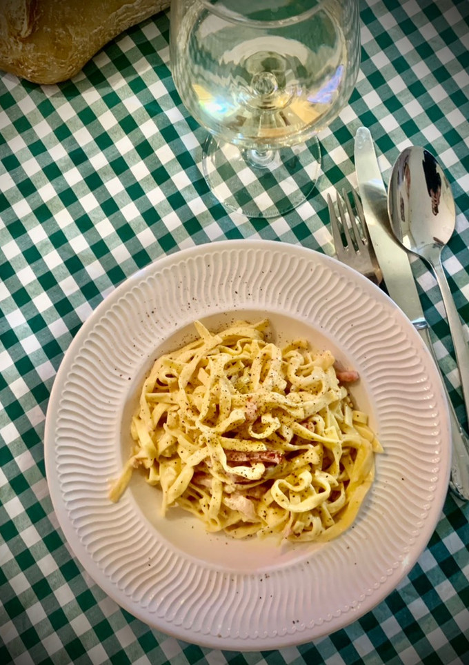 Una foto de Tallarines con salsa de bacon y queso brie