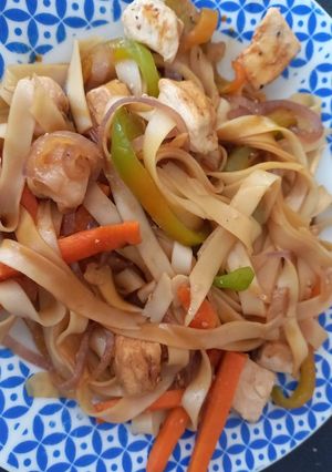 Una foto de Fideos de arroz con verduras