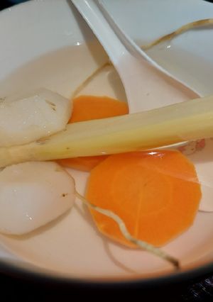 A picture of Chinese sugar cane and imperatae drink 竹蔗茅根水.