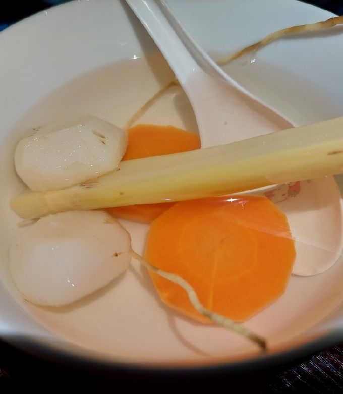 A picture of Chinese sugar cane and imperatae drink 竹蔗茅根水.