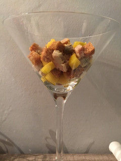 Una foto de Vasito de foie gras, mango y pan de especias en dados