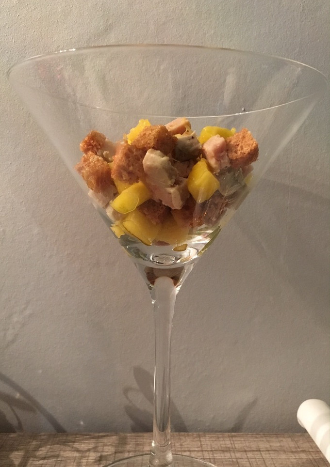 Una foto de Vasito de foie gras, mango y pan de especias en dados