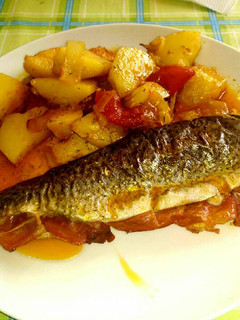 Una foto de Trucha rellena de jamón serrano con patatas al pimentón