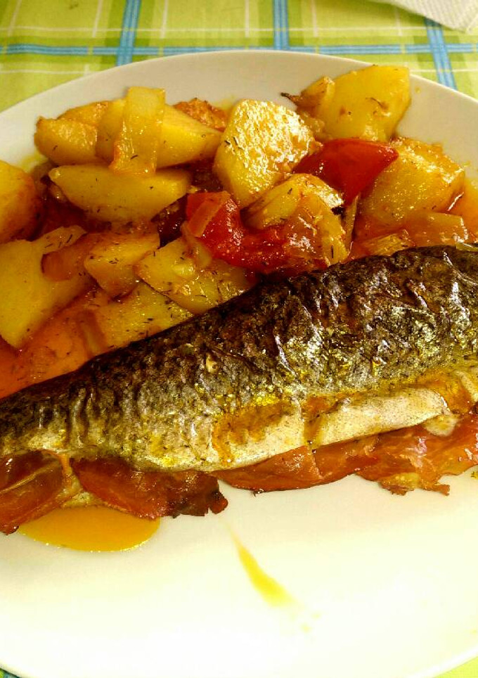 Una foto de Trucha rellena de jamón serrano con patatas al pimentón