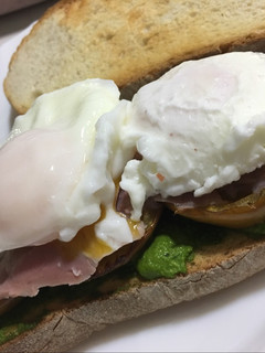 Una foto de Tosta de tomates asados y huevos escalfados con pesto