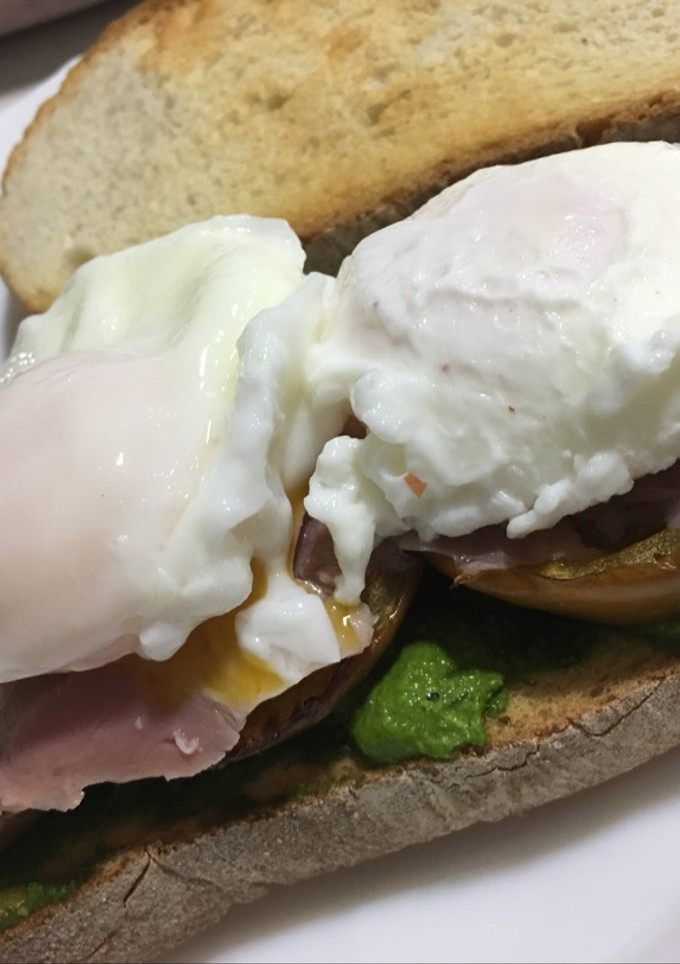 Una foto de Tosta de tomates asados y huevos escalfados con pesto