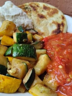 Una foto de Almuerzo de calabacín🥒🫓🧀 salteado con salsa de tomate y pimiento rojo🍅🌶️🧅