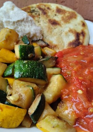 Una foto de Almuerzo de calabacín🥒🫓🧀 salteado con salsa de tomate y pimiento rojo🍅🌶️🧅