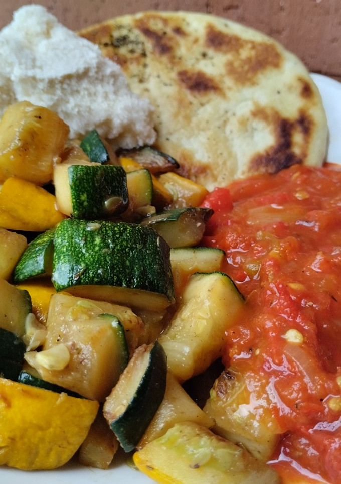 Una foto de Almuerzo de calabacín🥒🫓🧀 salteado con salsa de tomate y pimiento rojo🍅🌶️🧅