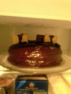 Una foto de Torta de vainilla cubierta con chocolate!