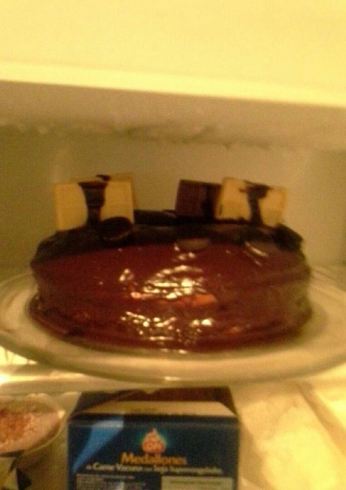 Una foto de Torta de vainilla cubierta con chocolate!