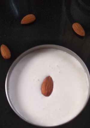 बादाम दूध (badam doodh recipe in Hindi) रेसिपी मुख्य फोटो