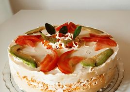 Causa limeña con pollo desmenuzado