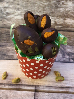 Una foto de Huevos de Pascua con Cacao puro, semillas y frutos secos