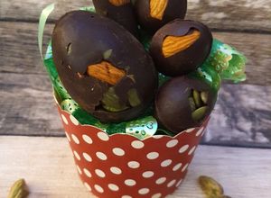 Una foto de Huevos de Pascua con Cacao puro, semillas y frutos secos