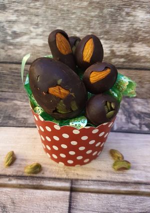 Una foto de Huevos de Pascua con Cacao puro, semillas y frutos secos