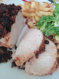 Una foto de Redondo de cerdo asado cubierto de tomates secos