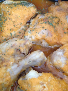 Una foto de Muslos de pollo con tomate casero