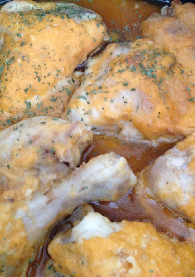 Una foto de Muslos de pollo con tomate casero